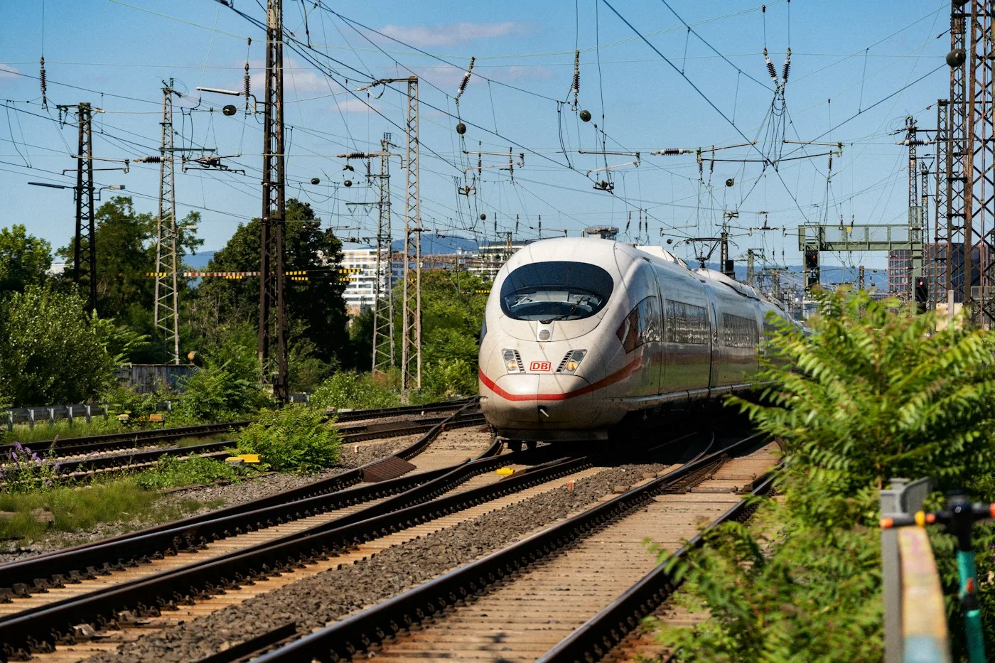 ICE auf einer Bahnstrecke